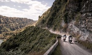 motociclistas recorriendo Nueva Zelanda